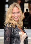 Nora Arnezeder D6iRjQEg_t