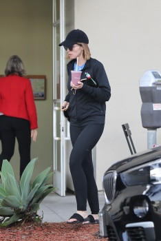 Katherine Schwarzenegger - grabs a smoothie after pilates class in Brentwood, January 2, 2020