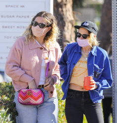 Kristen Stewart - is seen shopping at ritzy country mart with her girlfriend in Malibu, California | 12/18/2020