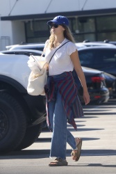 Elizabeth Olsen - Stepped out for a grocery shopping in Studio City 10/14/2023