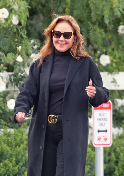 Leah Remini - is all smiles as she leaves a restaurant in Hollywood, 17 December 2019
