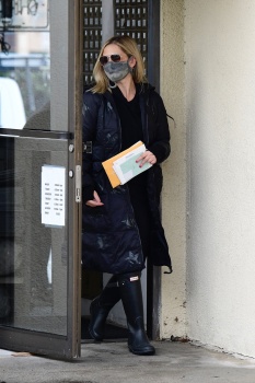 Sarah Michelle Gellar - Making a trip to the post office in Brentwood, December 28, 2020