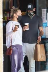 Sharna Burgess - Hits up the grocery store with boyfriend Brian Austin Green before Thanksgiving in Malibu, November 24, 2021