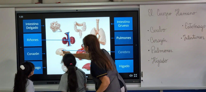 Maximizando el Presupuesto: Cómo una Escuela Ahorró un 30% con Tecnología Duradera y Garantizada de EDU21 - Caso de éxito EDU21.CL en transformación educativa con tecnología