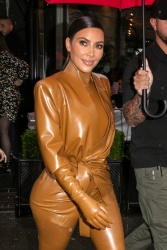 Kim Kardashian - Page 2 4OaLKdZK_t