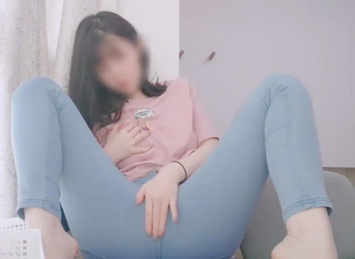 [MP4/420M] 什么叫做真正的【童颜巨乳】这就是啦 可爱娃娃脸的18岁萝莉 黑丝美腿破个洞 自慰高潮