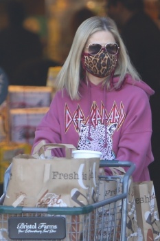 Sarah Michelle Gellar - Loads up on toilet paper while shopping  for a grocery run in Santa Monica, December 16, 2020