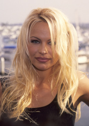 Памела Андерсон (Pamela Anderson) в черном платье (37xHQ) WdPb6qPH_t