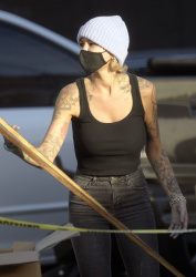 Tina Louise - Stains wood panels while doing her own carpentry at her new vegan taco location Sugar Taco in Los Angeles, January 29, 2021