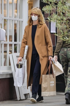 Laura Dern - Picks up some wrapping paper and a few last-minute gifts at the Brentwood Country Mart on Christmas Eve in Brentwood, December 24, 2020