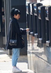 Lily Allen - Pictured looking casual as she visits the cash point in London, August 18, 2021