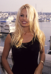 Памела Андерсон (Pamela Anderson) в черном платье (37xHQ) AxqVR835_t