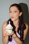 Ariana Grande EsAJfq8w_t