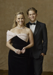 Reese Witherspoon - Dan Doperalski portrait booth at the 81st Golden Globe Awards, January 2024