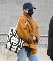 Elizabeth Olsen - arrives at JFK Airport in New York City, 05/03/2022