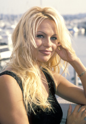 Памела Андерсон (Pamela Anderson) в черном платье (37xHQ) 7EFfnSPH_t