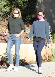 Jennifer Garner - meets up with a friend for a walk together in Brentwood, California | 01/11/2021