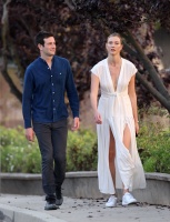 Karlie Kloss - out with her husband enjoying a romantic walk together in Los Angeles, California | 07/11/2020