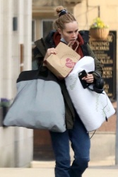 Suki Waterhouse - Clutches a pillow and laundry bag as she heads to the Dali Land film set in Liverpool, April 6, 2021