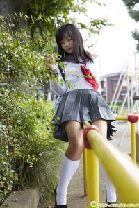 Ayana Nishinaga en cosplay de colegiala