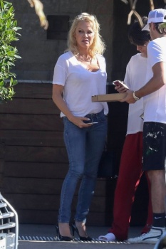 Pamela Anderson - finishes lunch with her two sons at the Soho House in Malibu, 21 October 2019