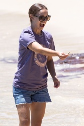 Natalie Portman - Goes seashell hunting with her family in Sydney, January 10, 2021