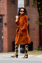 Emily Ratajkowski - Picks up coffee in New York November 9, 2023