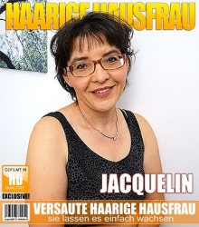 Mature - Jacquelin (46) - Haarige Hausfrau fingert sich selbst  Mature.nl