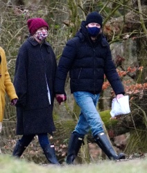 Taylor Swift - Seen out for a walk with boyfriend Joe Alwyn in London January 11, 2021