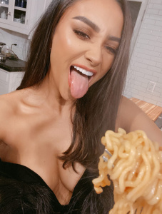 Shay Mitchell Pj7u71Vh_t