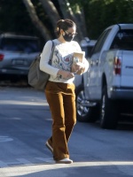 Jennifer Garner - picks up a package while out with a friend in Brentwood, California | 12/03/2020
