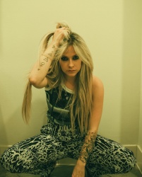 Avril Lavigne - Page 3 KhdvqeoB_t