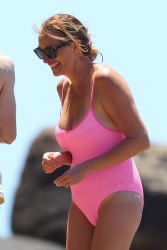Julia Roberts - Pictured at the beach on Christmas Day with her family in Sydney, December 25, 2021