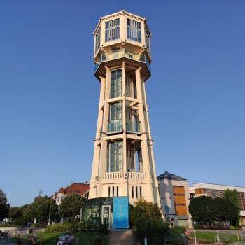 zdjęcie wieży ciśnień w centrum miasta