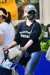 Sarah Michelle Gellar - Rocked a pair of yoga pants as she shops the Farmers Market with her mother in Brentwood, April 18, 2021