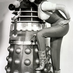 Доктор Кто. Вторжение Далеков на Землю / Dr. Who: Daleks – Invasion Earth: 2150 A.D. (1966) FibjTGNP_t