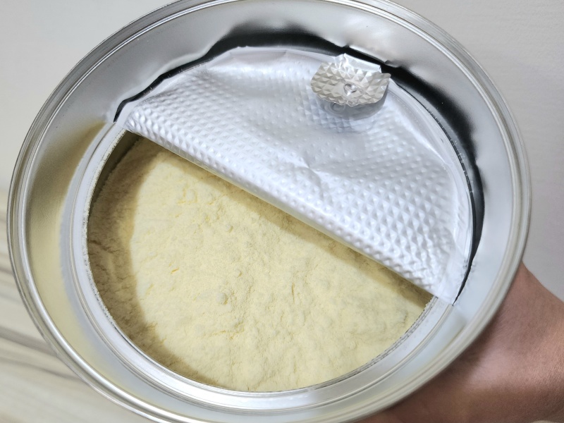 S26鉑臻水解3有特殊內溝槽設計，可以用來將奶粉刮平，取用適當的奶粉量。