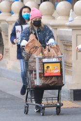 Amy Poehler - Doing her grocery shopping at Ralphs in Beverly Hills, December 30, 2020