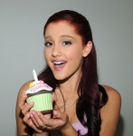 Ariana Grande D3JU2xi9_t