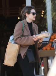 Elizabeth Olsen - Seen getting lunch from the grocery store buffet at Bristol Farms in Bevrly Hills, January 25, 2023