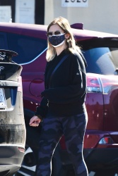 Sarah Michelle Gellar - Pictured running errands in Brentwood, February 19, 2021