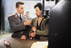 Красная жара / Red Heat (Арнольд Шварценеггер, Джеймс Белуши, 1988) - Страница 2 FnEPfV57_t