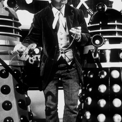 Доктор Кто. Вторжение Далеков на Землю / Dr. Who: Daleks – Invasion Earth: 2150 A.D. (1966) UmpY0Mob_t