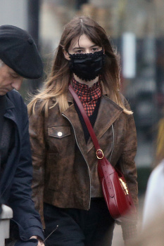 Daisy Edgar-Jones - Out for some last minute Christmas shopping with her father Philip in London, December 22, 2020