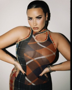 Demi Lovato - Page 5 UEQl6p02_t