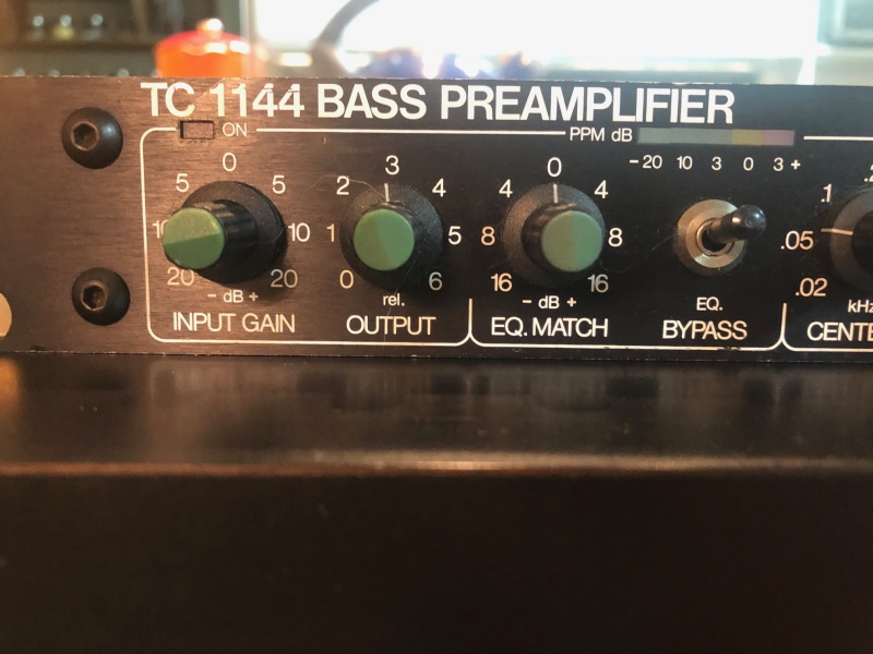 Potência americana Soundtech PS802 + TC Electronic 1144 Bass Preamp: R$ 3.000,00 StnUYsGy_t