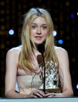 Dakota Fanning AlzeUyHk_t