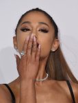 Ariana Grande - Page 3 MSKZJFS0_t