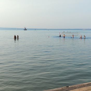 zdjęcie ludzi kąpiących się w jeziorze 1