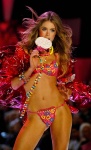 Doutzen Kroes – 5 Sexy Delicious – Victoria’s Secret Fashion Show 2005 NGGO4U51_t